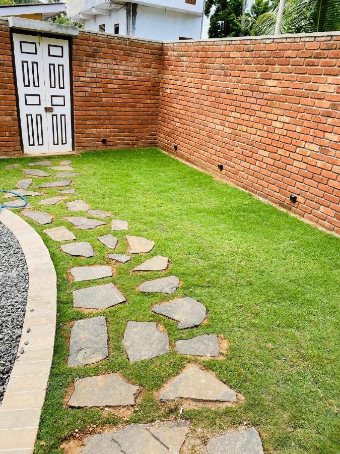 Thaprobana Villa Tangalle - Private Villa Bagian luar foto