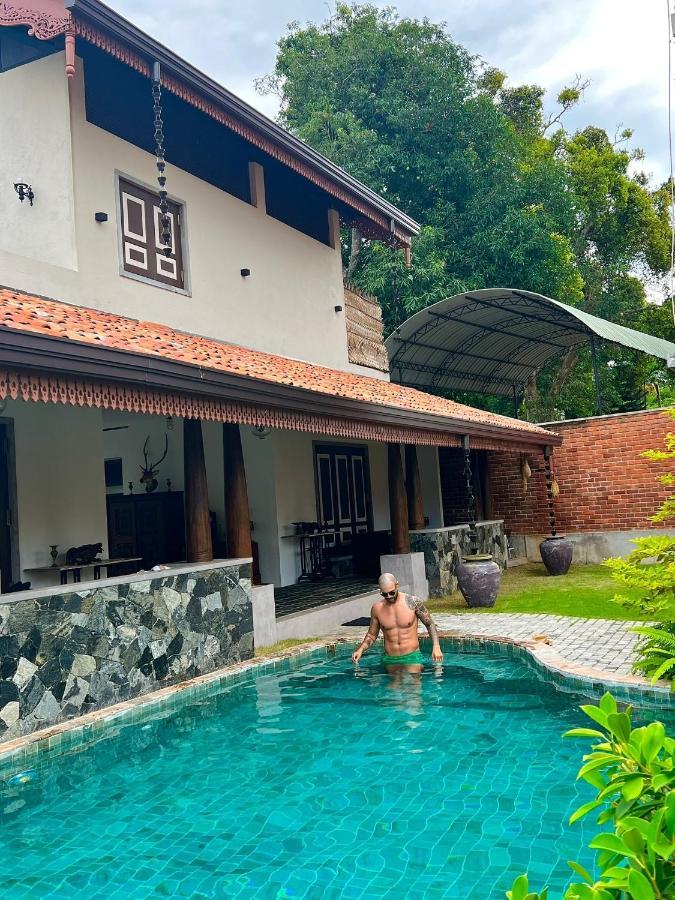 Thaprobana Villa Tangalle - Private Villa Bagian luar foto